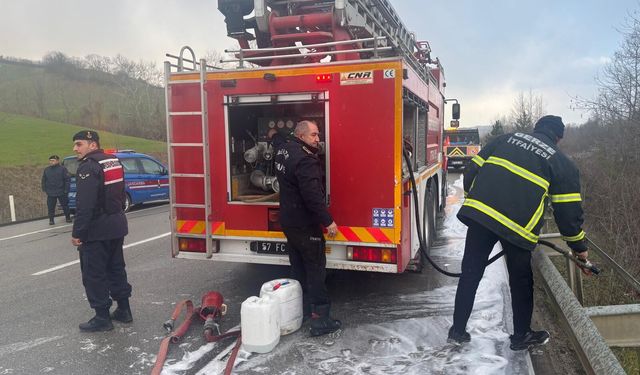 Sinop'ta seyir halindeki kamyonda çıkan yangın söndürüldü