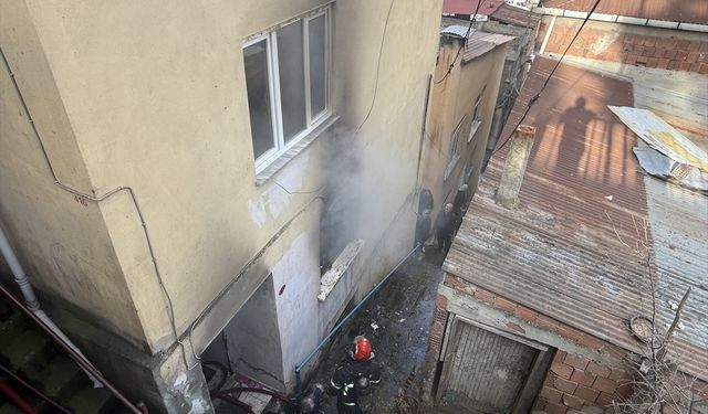 Trabzon'da evde çıkan yangında 3 kişi dumandan etkilendi