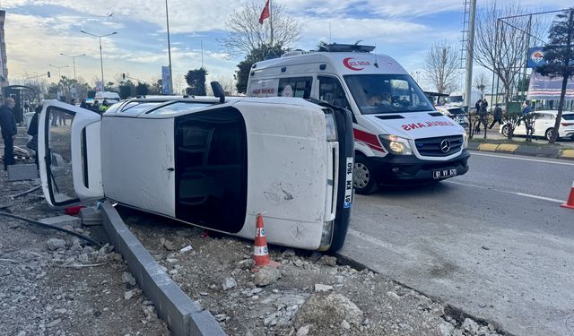 Trabzon'da kontrolden çıkan otomobilin devrilmesi güvenlik kamerasına yansıdı