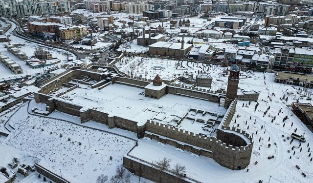 Yeniden karla kaplanan Erzurum'da güzel kış manzaraları oluştu