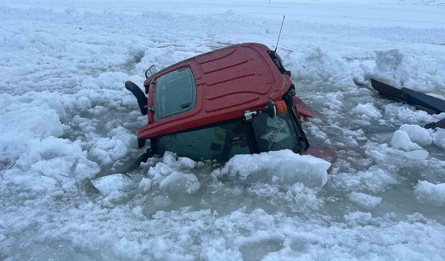 Çıldır Gölü yüzeyindeki buz kırıldı, traktör sulara gömüldü