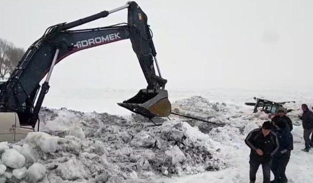 Çıldır Gölü'ne gömülen iş makinası çıkarıldı