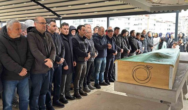 Halı sahada kalp krizi geçiren öğretmen hayatını kaybetti