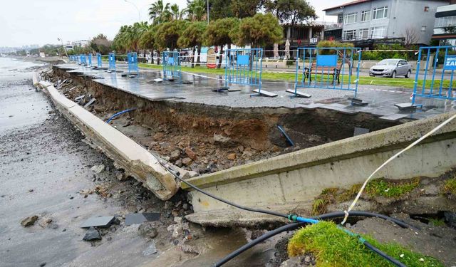 Karadeniz'de dev dalgalar sahili yıktı geçti