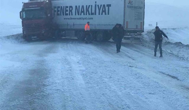 Karda kayan tır yolu ulaşımı kapattı