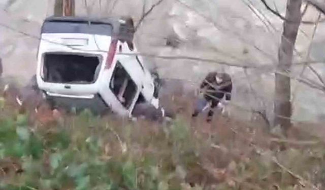 Rize'de kamyonet dereye yuvarlandı: 1 ölü, 1 yaralı