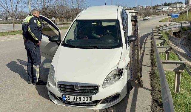 Samsun'da otomobil refüjü aşıp bariyere çarptı: 1 yaralı
