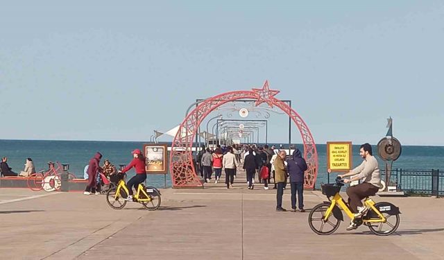 Samsun'da yalancı bahar: Vatandaşlar sahile akın etti