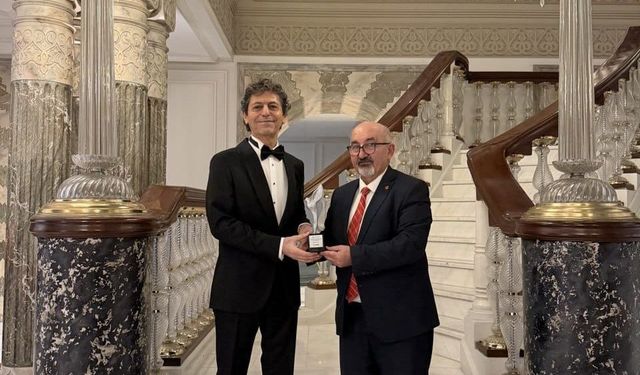 Dünyaca Ünlü Yazar Egeyön Barış Ödülünü Aldı