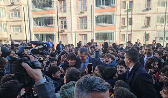 Öğrencilerden Bakan Tekin’e Yoğun İlgi