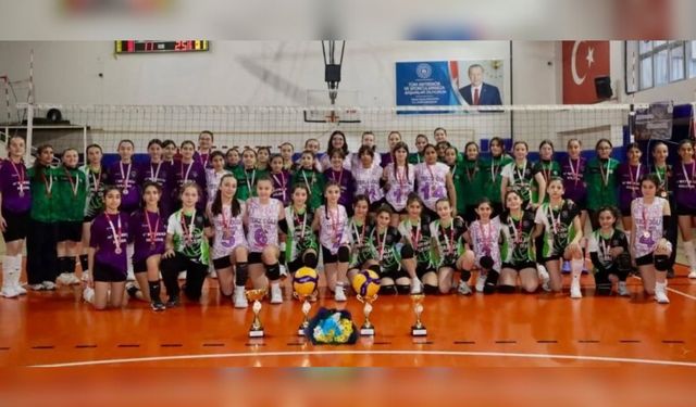 Genç Kızlar Smaçlarıyla Fark Yaptı