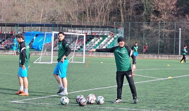 Lider Borçkaspor Çalışmalarını Sürdürüyor