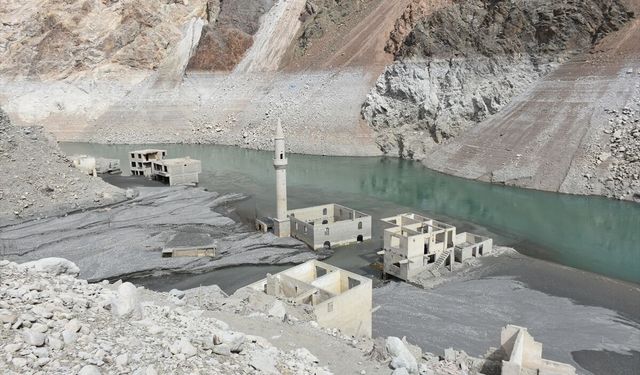 Artvin'de Baraj Altında Kalan Köy Su Seviyesi Düşünce Yeniden Ortaya Çıktı