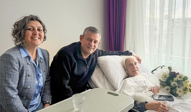 CHP Genel Başkanı Özel, ilkokul öğretmenini ziyaret etti