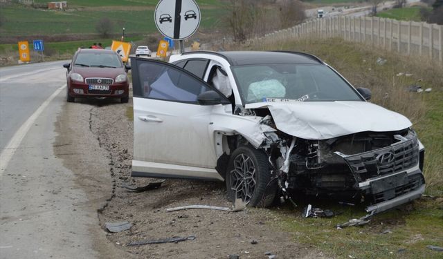 Samsun'da ciple çarpışan otomobildeki 5 kişi yaralandı