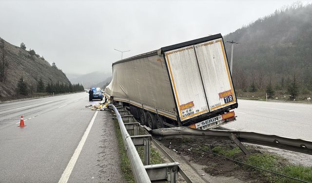Samsun'da freni boşalan tır refüje çıktı
