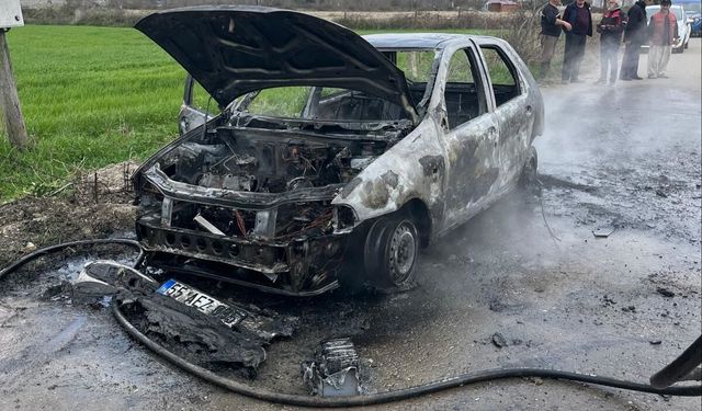 Samsun'da seyir halindeyken yanan otomobil kullanılamaz hale geldi