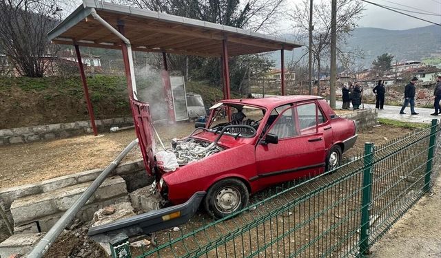 Samsun'da tel çite çarpıp tarlaya giren otomobildeki 3 kişi yaralandı
