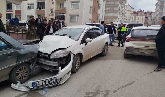 Sinop'ta üç aracın karıştığı kazada 2 kişi yaralandı