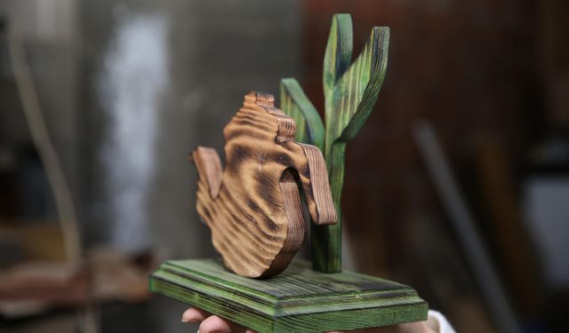 Tasarımlarını evinin bodrumunda ahşap sanatıyla şekillendiriyor