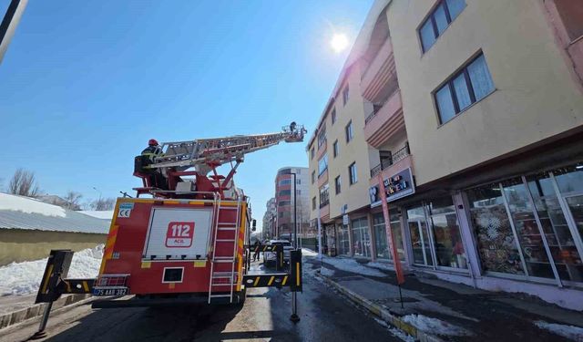 Ardahan'da çatılarda tehlike oluşturan buz sarkıtları temizleniyor