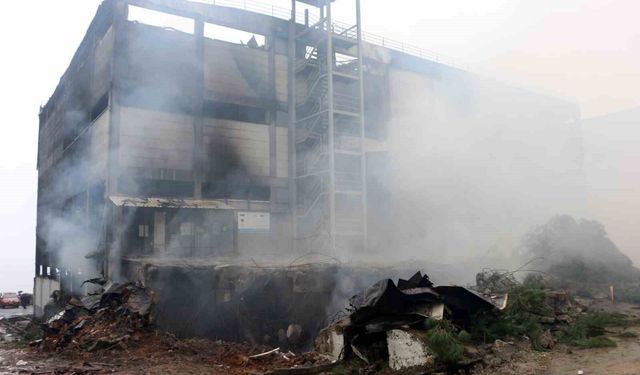 Fındık fabrikasındaki yangında soğutma çalışmaları sürüyor