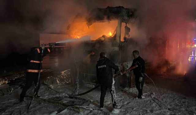 Hopa'da Tır Parkında Yangın; 2 Tır Kullanılamaz Hale Geldi