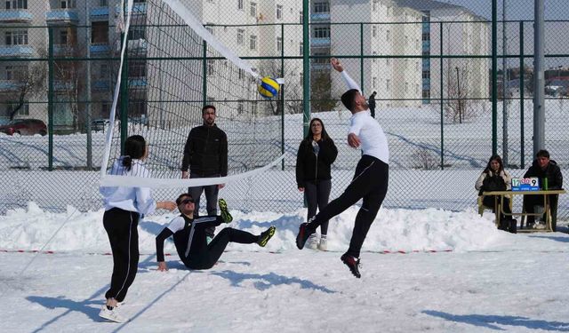 Kampüste kar voleybolu heyecanı