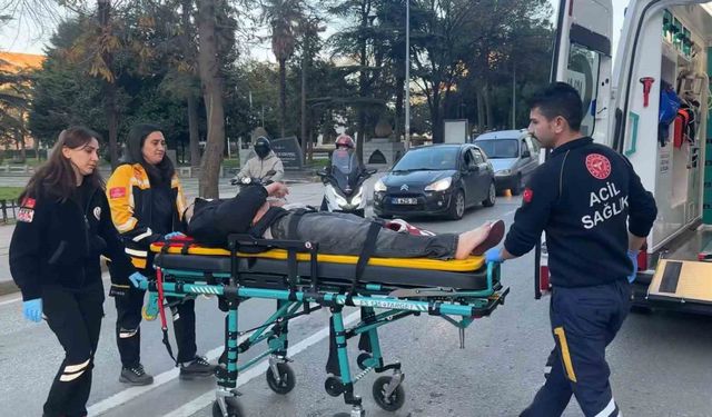 Motosiklet yayaya çarptı: 2 yaralı