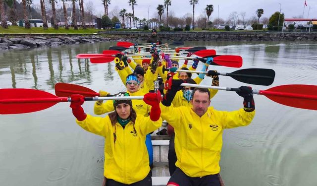 Renkli çoraplarla kürek çekip, Down sendromuna dikkat çektiler