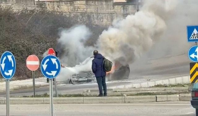 Samsun'da otomobil alevlere teslim oldu