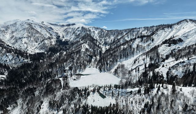 Artvin'de Beyaz Örtüyle Kaplanan Borçka Karagöl Havadan Görüntülendi