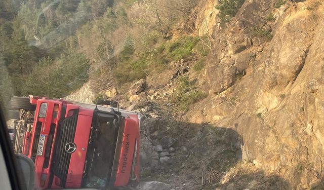 Borçka-Artvin Yolunda Tır Devrildi