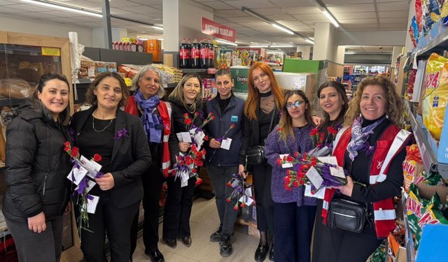 Kadınların Günü Karanfillerle Kutlandı