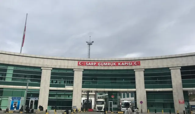 Sarp Sınırında TIR Akını