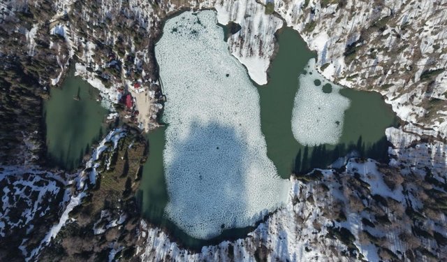 Borçka Karagöl Tabiat Parkı Karla Kaplı Doğasıyla Ziyaretçilerini Ağırlamaya Devam Ediyor