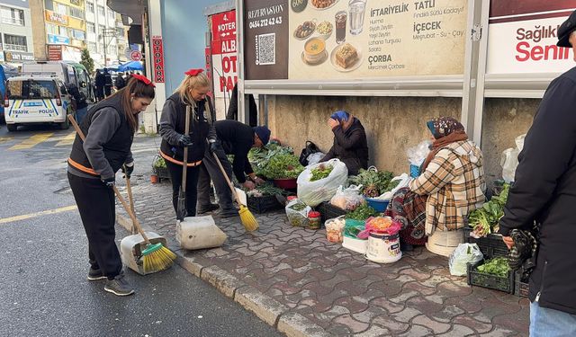 Giresun'un sokaklarının temizliğinde iki kadın işçi de görev alıyor