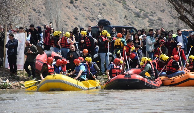 Gümüşhane'deki Kelkit Çayı'nda rafting etkinliği yapıldı
