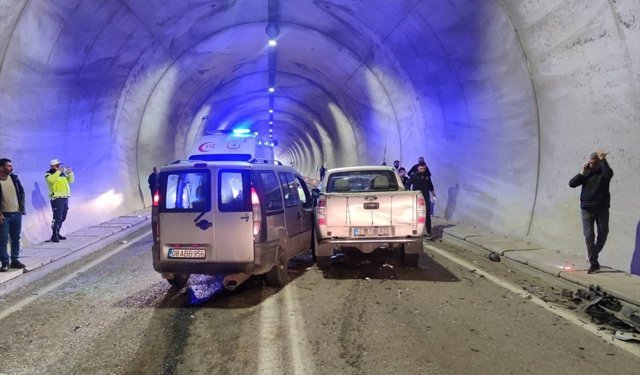 Hafif Ticari Aracın Pikapla Çarpıştığı Kazada 7 Kişi Yaralandı