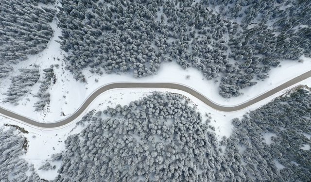 Ilgaz Dağı'nda beyaz örtüyle kaplanan ormanlar dronla görüntülendi