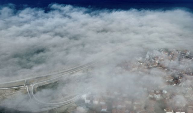 Karadeniz sahil yolunda oluşan sis dronla görüntülendi