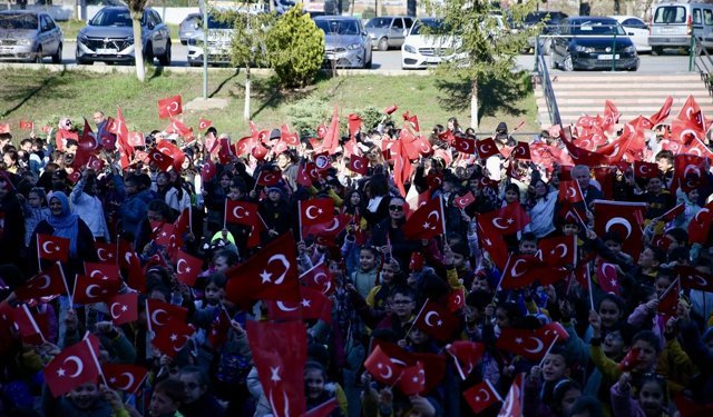 Kastamonu'da öğrenciler okullara Türk bayraklarıyla geldi