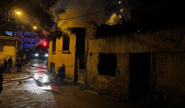 Ordu'da çıkan yangında 2 katlı ev kullanılamaz hale geldi