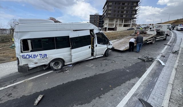 Samsun'da devrilen servis minibüsündeki 1 kişi yaralandı