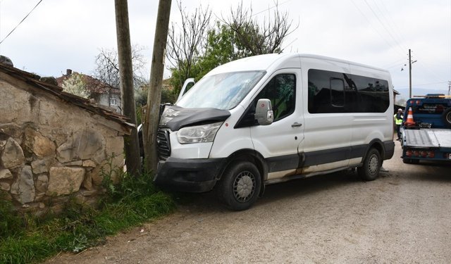 Samsun'da direğe çarpan servisteki 9'u öğrenci 10 kişi yaralandı