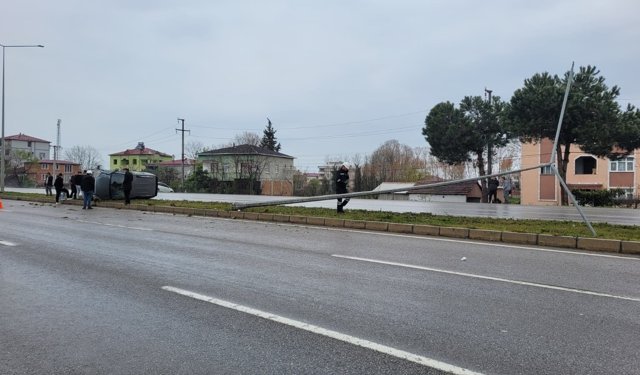 Samsun'da elektrik direğine çarpan hafif ticari aracın sürücüsü yaralandı