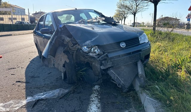 Samsun'da refüje çarpan otomobildeki 2 kişi yaralandı