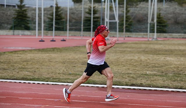 Sigarayı bırakıp spora başlayan polis, atletizmde başarıdan başarıya koşuyor