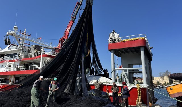 Üç tarafı denizle çevrili Sinop'ta balık avı sezonu bereketli kapanıyor