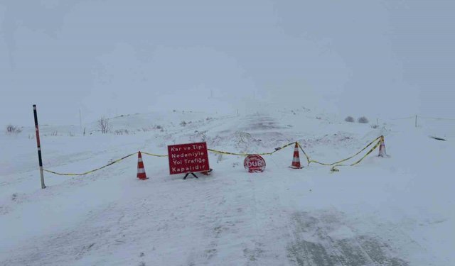Ardahan-Ardanuç Kara Yolu Kar ve Tipi Nedeniyle Ulaşıma Kapatıldı